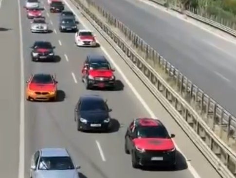 Me flamuj kuqezi, autokolona e shqiptarëve të&hellip;