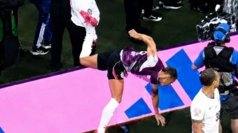 Henderson emocionohet pas fitores, bie dhe përfundon&hellip;