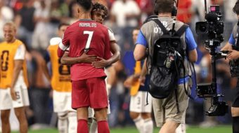 Një përqafim, dy epoka: Ronaldo i dorëzon&hellip;