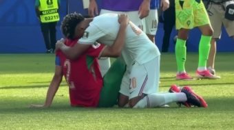 Pas fitores francezët përqafojnë lojtarët e Marokut
