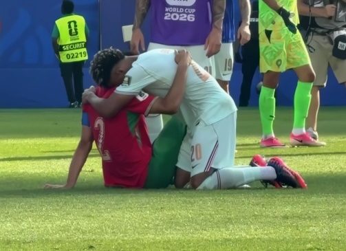 Pas fitores francezët përqafojnë lojtarët e Marokut