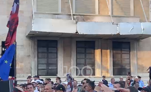 Nis protesta e 35-të qytetare, Kryeministria blindohet&hellip;