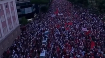 Pamje madhështore me dron! Mijëra qytetarë mbushën&hellip;
