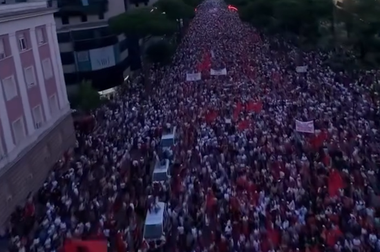 Pamje madhështore me dron! Mijëra qytetarë mbushën&hellip;
