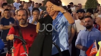 Protestuesja i çon Ramës një fustan të&hellip;