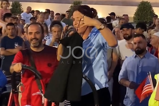 Protestuesja i çon Ramës një fustan të&hellip;