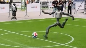 Tentoi të godiste topin, roboti humanoid rrëzohet&hellip;
