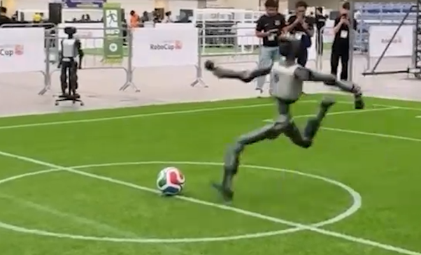 Tentoi të godiste topin, roboti humanoid rrëzohet&hellip;