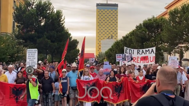 “Edi Rama o legen, prite popullin se&hellip;