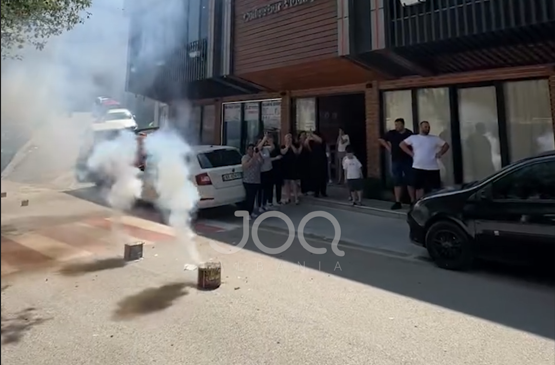 Fishekzjarre për lirimin e ish-zyrtarit të arrestuar,&hellip;