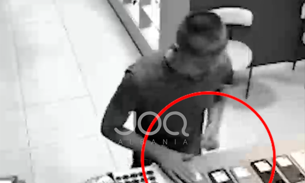 “Kërkoi një karikues, por vodhi 3 telefona”