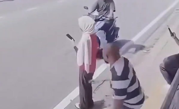 Tentoi t’i rrëmbente telefonin një gruaje, reagimi&hellip;