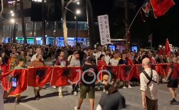 Dita e 60-të e protestës, qytetarët marshojnë&hellip;