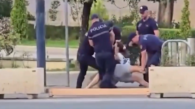 Policia shoqëron me forcë një person pranë&hellip;