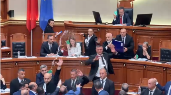 Demokratët freskojnë me ujë Ramën në këto&hellip;