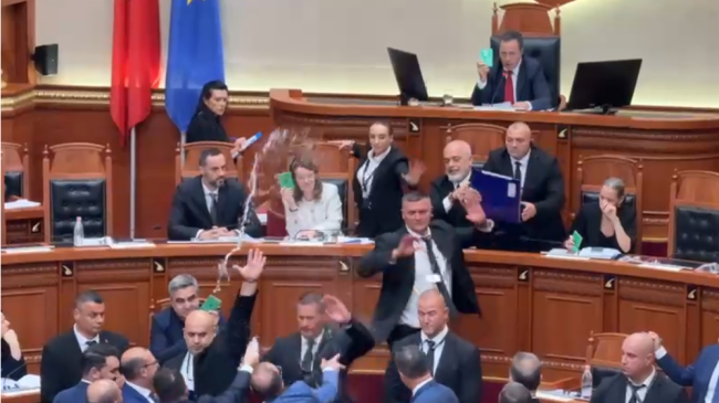 Demokratët freskojnë me ujë Ramën në këto&hellip;