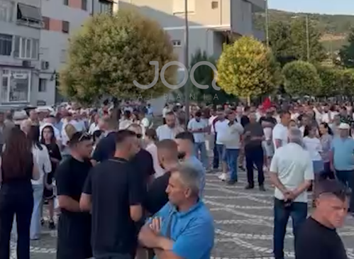 Qytetarët e Përrenjasit ngrihen në protestë kundër&hellip;