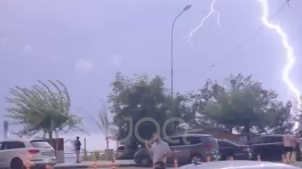 Rrufeja godet pranë plazhit në Himarë, pushuesit&hellip;