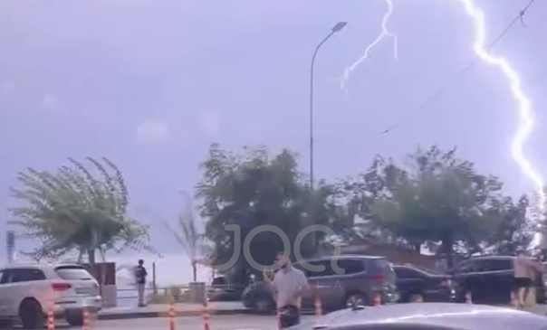 Rrufeja godet pranë plazhit në Himarë, pushuesit&hellip;