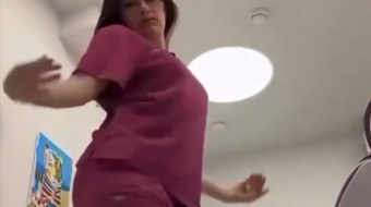 Kërcimi në klinikë i kushton shtrenjtë dentistes,&hellip;