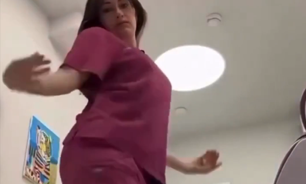 Kërcimi në klinikë i kushton shtrenjtë dentistes,&hellip;
