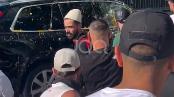 Protestuesit “bombardojnë” me vezë automjetin që largohej&hellip;