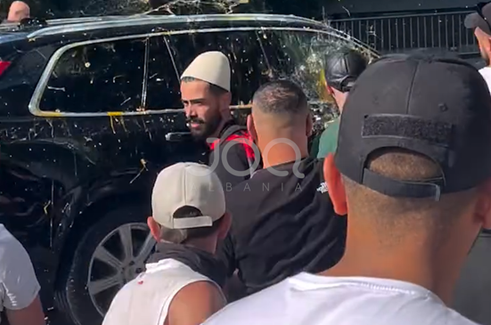Protestuesit “bombardojnë” me vezë automjetin që largohej&hellip;