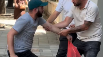Dy civilë tentojnë të marrin me forcë&hellip;