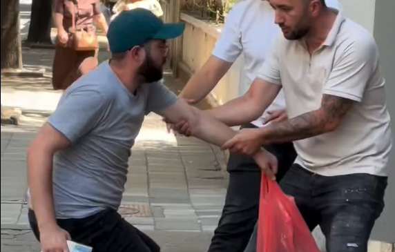 Dy civilë tentojnë të marrin me forcë&hellip;