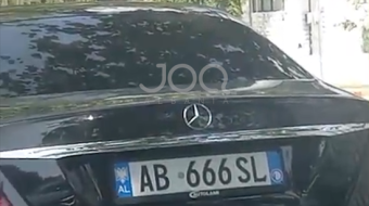 Demokrati parkon Benz-in me targë ‘666’ mbi&hellip;