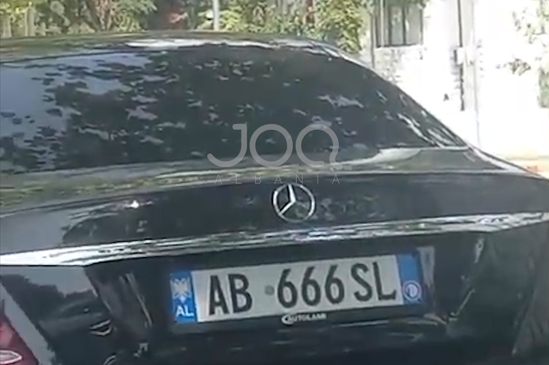 Demokrati parkon Benz-in me targë ‘666’ mbi&hellip;