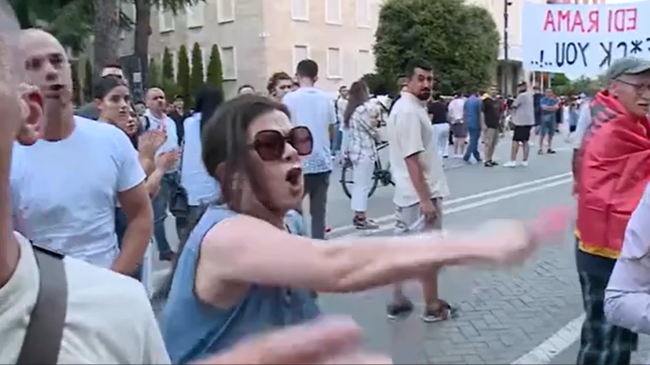 “Zhdukuni, ikni”, protestuesit përplasen me ekipin e&hellip;