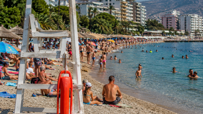 Plazhet mbushen me turistë, por ku janë&hellip;
