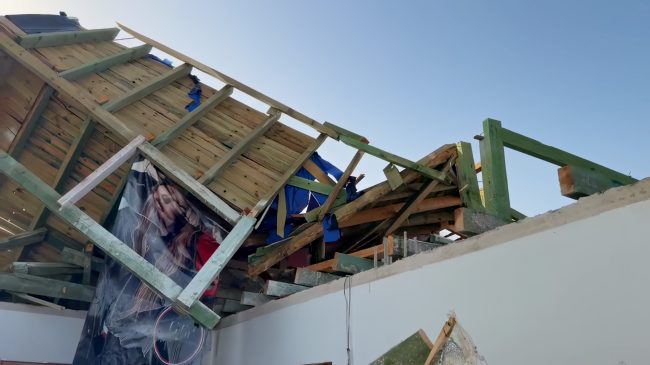 Stuhia shkul çatinë e pallatit në Sarandë,&hellip;