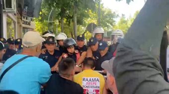 Përplasje para Parlamentit, protestuesit heqin barrierat e&hellip;