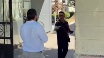 Braçe shtyn gazetarin, shan përfaqësuesin e diasporës:&hellip;