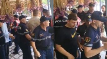 Fërshëllyen ndaj Manjës, policia ushtron forcë ndaj&hellip;