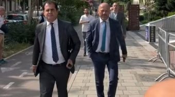 Protestuesit te Kuvendi nuk kursejnë as deputetët&hellip;