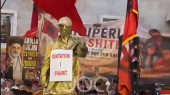 Mesazhi simbolik në protestë: Studentët rrëzojnë “diktatorin&hellip;