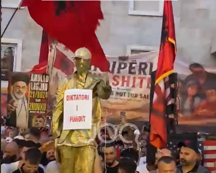 Mesazhi simbolik në protestë: Studentët rrëzojnë “diktatorin&hellip;