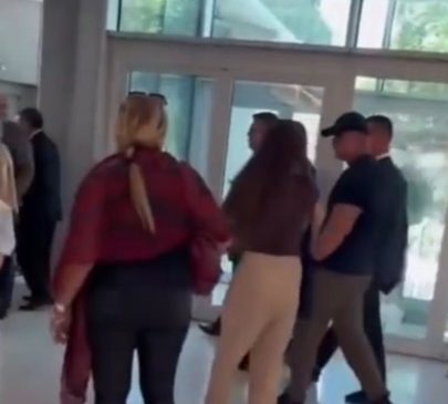 Deputetët struken si minj te qendra tregtare,&hellip;