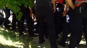 Policët shtrijnë në tokë protestuesit dhe i&hellip;