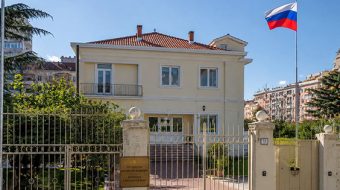 Ambasada Ruse “fëlliq” Tao Ballën dhe Blend&hellip;