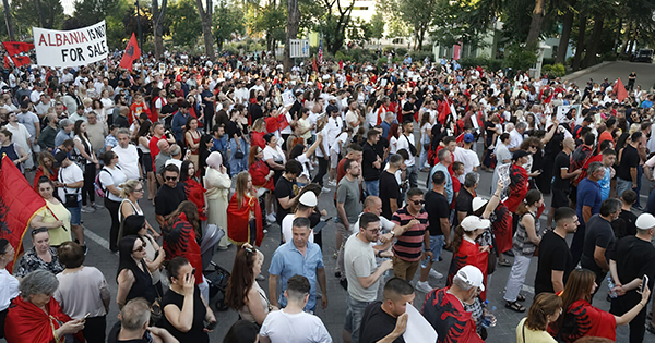 Protesta e 37-të mbledh qytetarët në Tiranë