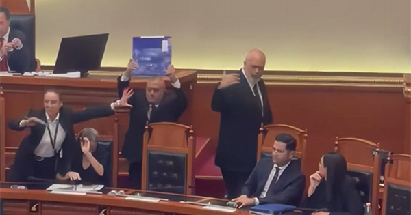Tensione në Kuvend: Rama ikën nga salla&hellip;