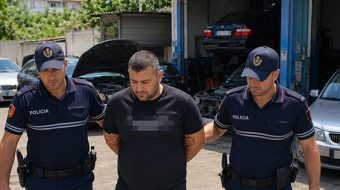 I merrte paratë dhe u nxirrte makinat&hellip;