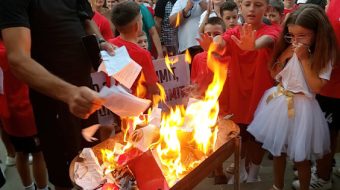 Nami në Poliçan: Banorët mbushin sheshin dhe&hellip;