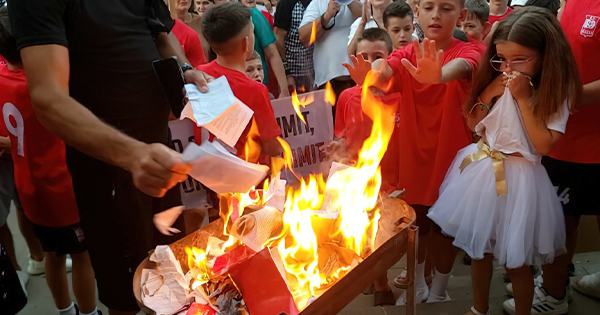 Nami në Poliçan: Banorët mbushin sheshin dhe&hellip;