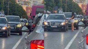 Arrogante në timon: Vajza parkon dysh në&hellip;