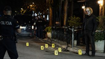 E pabesueshme në Elbasan: Autori me parukë&hellip;
